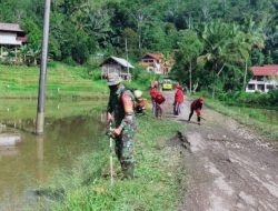 Peduli Lingkungan Bersih, Personil Koramil 1414-06/Sangalla Gotong Royong Bersihkan Ruas Jalan
