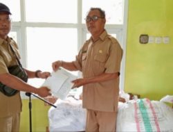 Disdik Sumenep Bagikan Seragam Gratis untuk Siswa SD dan MI, Untuk Ringankan Beban Orang Tua