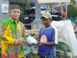 BPRS Bhakti Sumekar Tebarkan Kepedulian: 100 Takjil untuk Tukang Becak di Sumenep