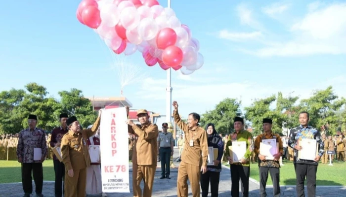Simbolis Bupati Achmad Fauzi dan Wakil Bupati KH Imam Hasyim melepas balon ke udara pada peringatan Hari Koperasi di halaman Pemkab Sumenep (Foto: Masalembo.id)