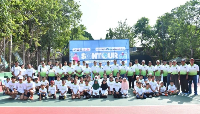 Wakil Bupati Sumenep KH. Imam Hasyim tengah sesaat setelah membuka Songennep Open Tenis Yunior Turnament (Sountor) 2025 (Foto: Masalembo.id)