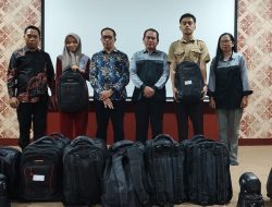 31 Siswa SMA 1 Kalukku Terima Seragam Sekolah dari Pemprov Sulbar