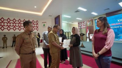 Pemprov Sulbar Serahkan 66 Sertifikat Merek Dagang Pelaku UMKM