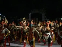 Prosesi Arya Wiraraja dan 1.000 Topeng Dalang Dalam peringatan Hari Jadi ke-756 Kabupaten Sumenep