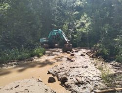 Longsor Tutup Jalan Penghubung 2 Provinsi, BPBD Mamasa Lakukan Pembersihan