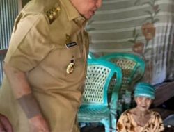 Wagub Sulbar Berkunjung Langsung di Rumah Warga yang Hidup Sebatang Kara