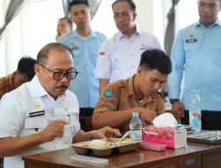 Pastikan Steril, Gubernur Suhardi Duka Cicipi Langsung MBG di SMKN 1 Rangas