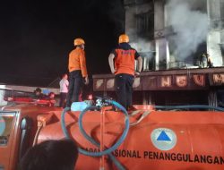 BPBD Sulbar Bantu Suplai Air Padamkan Kebakaran Ruko di Jalan Mangga, Mamuju