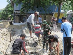 TNI dan Warga Desa Balombong Bahu Membahu Bangun Tanggul Penahan Ombak Melalui TMMD ke-126 Kodim 1401 Majene