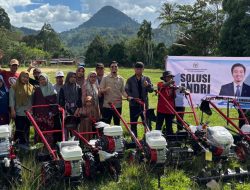 Wujud Nyata Kepedulian, Andri Prayoga Serahkan Puluhan Hand Traktor di Mamasa