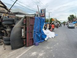 Mengantuk, Truk Bermuatan Pakan Ternak Tabrak Warung Makan di Polman hingga Hancur