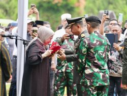 Momen Haru, Fatmawati Salim Terima Merah Putih Usai Upacara Pemakaman Militer Sang Suami Tercinta