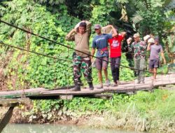 TNI dan Warga Lansir Material Pembangunan Jembatan Gantung Garuda di Bulubawang