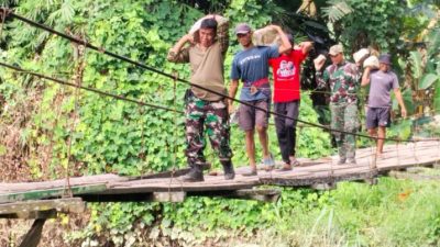 TNI dan Warga Lansir Material Pembangunan Jembatan Gantung Garuda di Bulubawang
