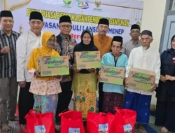 Dirut BPRS Bhakti Sumekar Berbagi dengan Lansia di Bulan Suci Ramadan