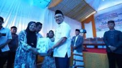 Safari Ramadan di Mambi, Mamasa: Suhardi Duka Serahkan 500 Paket Sembako