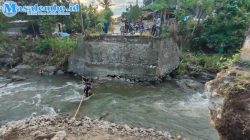 Jembatan Pussepang Ambruk, Warga Nekat Arungi Sungai Demi Sekolah dan Cari Nafkah