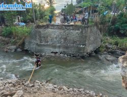 Jembatan Pussepang Ambruk, Warga Nekat Arungi Sungai Demi Sekolah dan Cari Nafkah