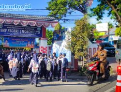 Ironi Dunia Pendidikan, Siswa Terlambat SMPN 1 Wonomulyo Ditempatkan di Bahu Jalan Berbahaya