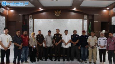 Lingkar Foto Bersama Kajari Didampingi Kasi Datun Dan Kasi Intel Usai Audiensi