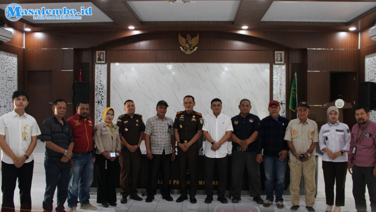 Lingkar Foto Bersama Kajari Didampingi Kasi Datun Dan Kasi Intel Usai Audiensi