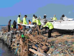 Pantai Kampung Pajala Berbenah, Kolaborasi Bersihkan Pesisir Polewali