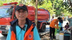 Dukungan Air Bersih Tiba, Ratusan Warga Desa Buku Serbu Mobil Tangki BPBD Polman