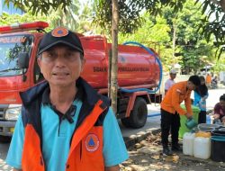 Dukungan Air Bersih Tiba, Ratusan Warga Desa Buku Serbu Mobil Tangki BPBD Polman