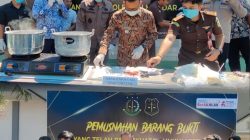 Kejari Polewali Mandar Musnahkan Barang Bukti 96 Perkara Inkracht, Sabu hingga Ribuan Obat Ilegal Dimusnahkan