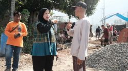 Apresiasi Semangat Gotong Royong Warga, Ratih Megasari Beri Bantuan Pribadi untuk Perbaikan Jalan