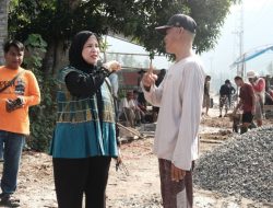 Apresiasi Semangat Gotong Royong Warga, Ratih Megasari Beri Bantuan Pribadi untuk Perbaikan Jalan