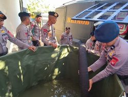 Brimob Sulbar Kerahkan Kendaraan Taktis Distribusi Air Bersih di Pesisir Bajoe