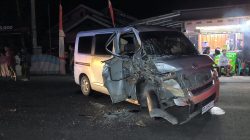 Gran Max Ini Rusak Parah Usai Hantam Truk di Depan Kodim Polman