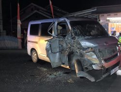 Gran Max Ini Rusak Parah Usai Hantam Truk di Depan Kodim Polman