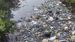 Sampah-sampah Berserakan di Sungai Mammi Polewali
