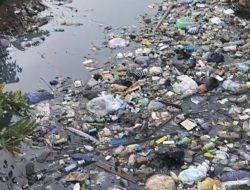 Sampah-sampah Berserakan di Sungai Mammi Polewali