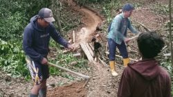 Semangat Swadaya Warga Desa Panggalo Rintis Jalan Penghubung Dua Kabupaten