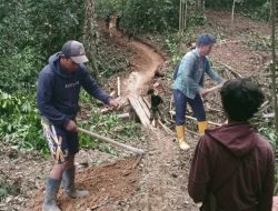 Semangat Swadaya Warga Desa Panggalo Rintis Jalan Penghubung Dua Kabupaten