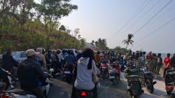 Penampakan Warga, Padati Jalan Trans Sulawesi Demi Nonton Sandeq Silumba