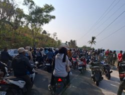 Penampakan Warga, Padati Jalan Trans Sulawesi Demi Nonton Sandeq Silumba