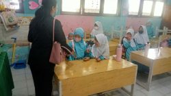 Respons Persoalan Kesehatan Masyarakat, Mahasiswa STIKES BBM Bagi-bagi Masker