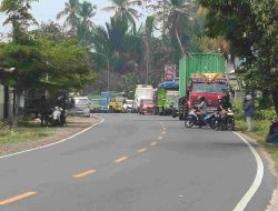 Kocak, Pengendara Mutar Arah hingga Lewati Kebun Warga Demi Hindari Razia Polisi